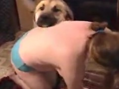 Loira brincando com o cachorro pelada na cama