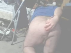 Homem gay enfiando um rato morto dentro do cu