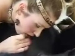 Mulher fazendo sexo com um macaco chimpanzé
