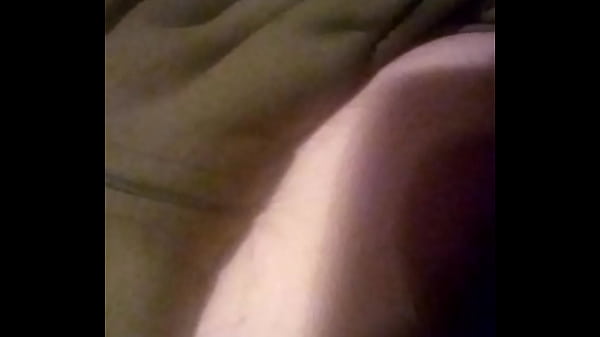 Nicky luna provoca e mostra o corpo para a câmera